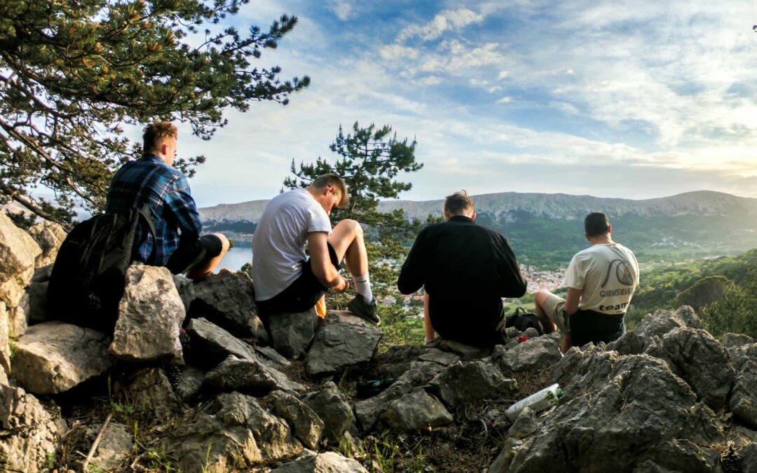 Najlepsze wycieczki grupowe dla seniorów: zalety i wady