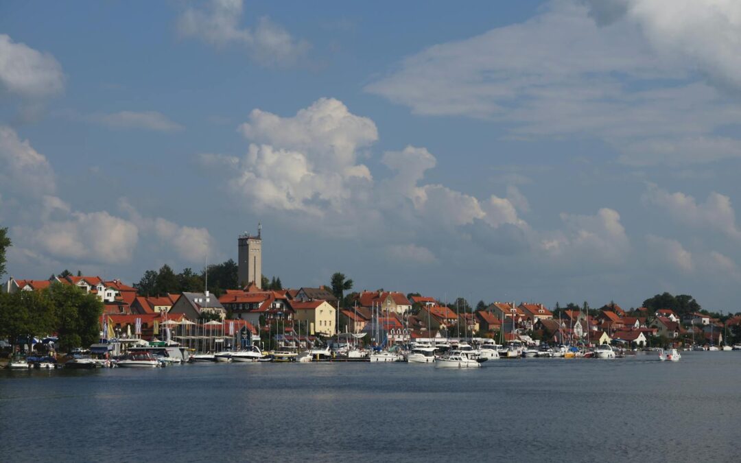 Augustów co warto zobaczyć – rejsy, parki i cisza nad jeziorem dla starszych podróżników