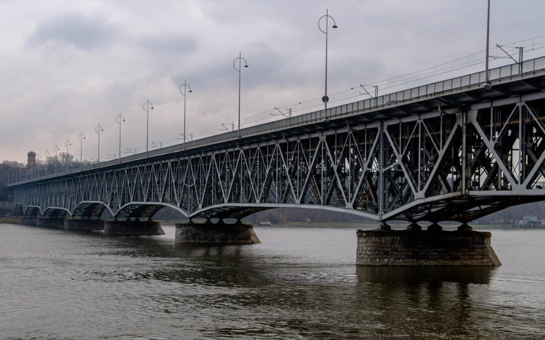 Płock co warto zobaczyć – widok z Tumskiego Wzgórza i senioralna trasa wzdłuż Wisły
