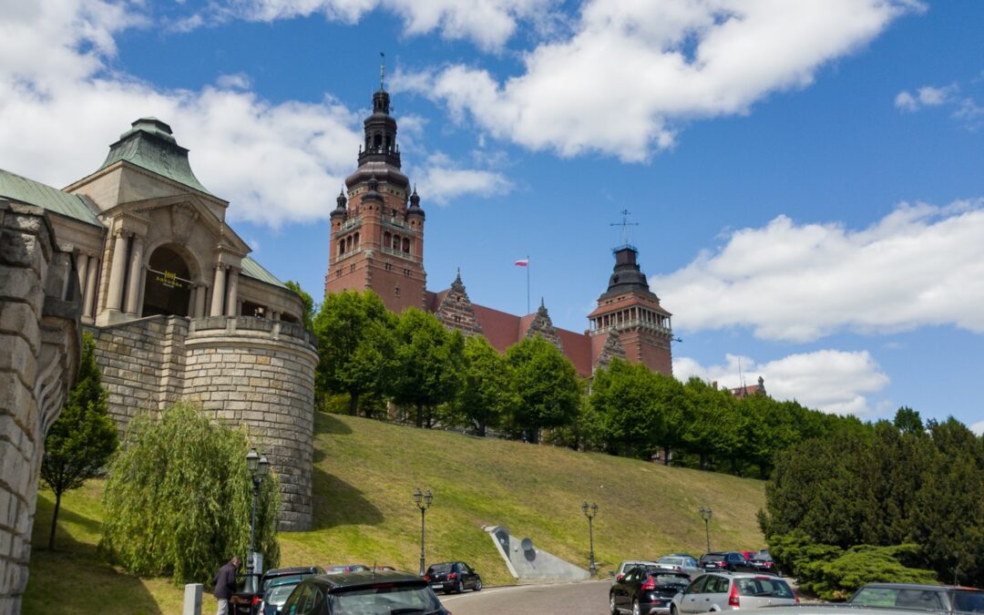 Szczecin co warto zobaczyć – Wały Chrobrego, zieleń i spokojna kawa nad Odrą
