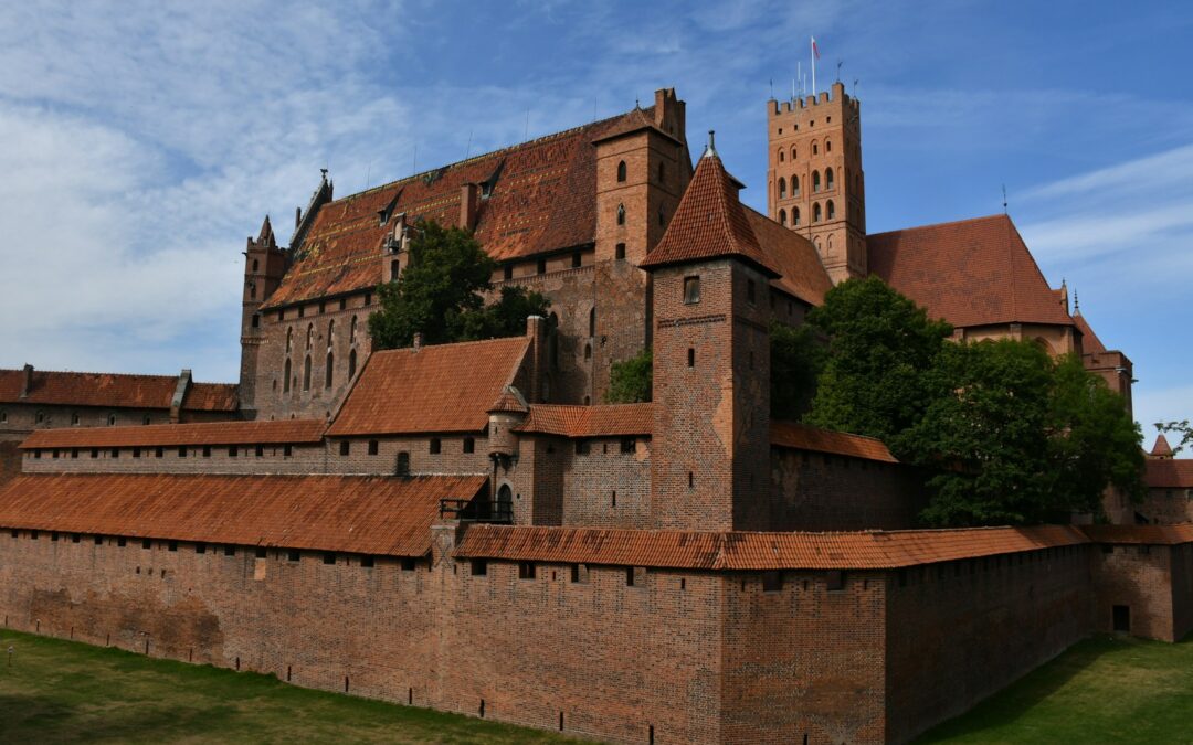 Malbork co warto zobaczyć – zamek krzyżacki i spokojna starówka – dla seniorów lubiących historię