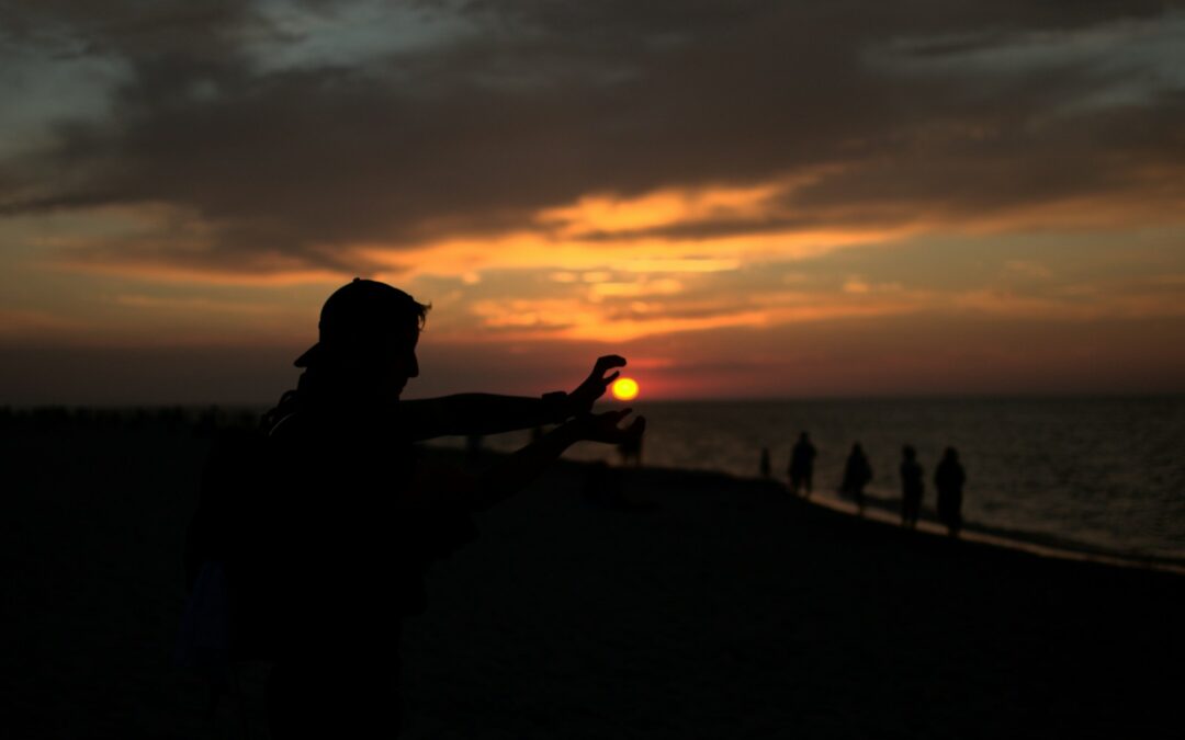 Jastrzębia Góra co warto zobaczyć – klify i zachody słońca w spokojnej odsłonie dla starszych turystów