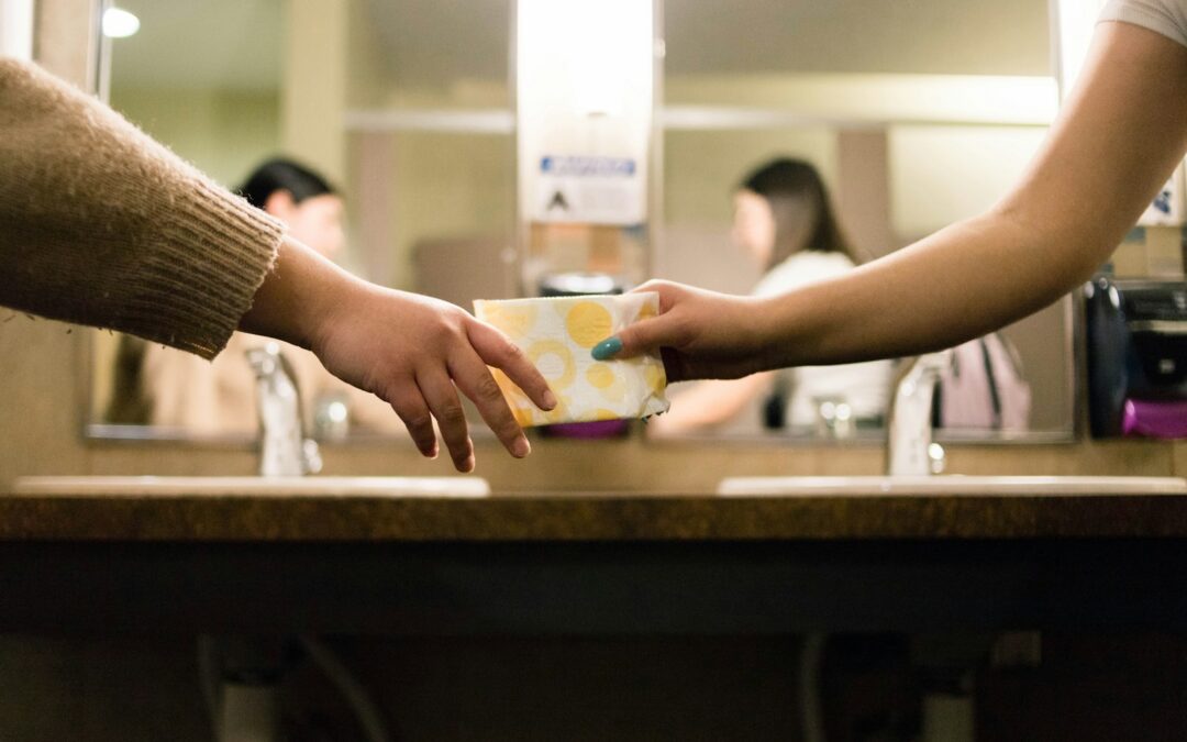 Jak spakować podpaski do samolotu – dyskretnie, higienicznie i zgodnie z przepisami