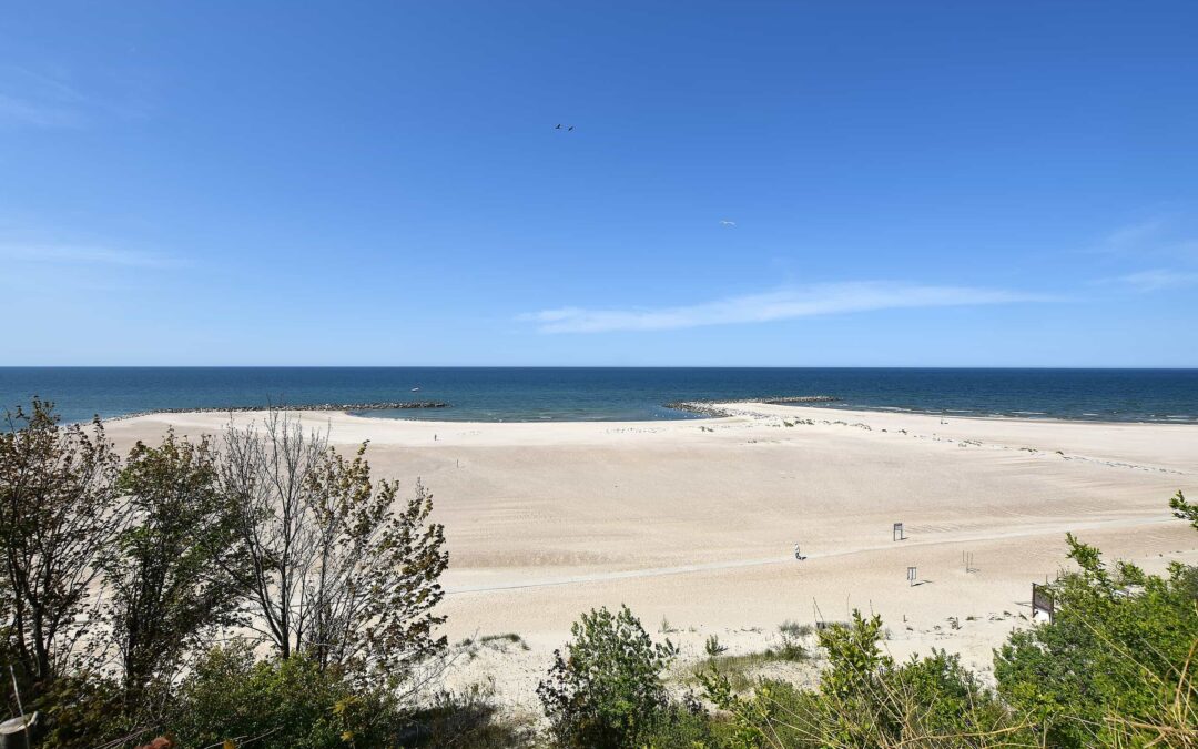 Jarosławiec co warto zobaczyć – plaża, las i cisza – pomysł na senioralne wakacje
