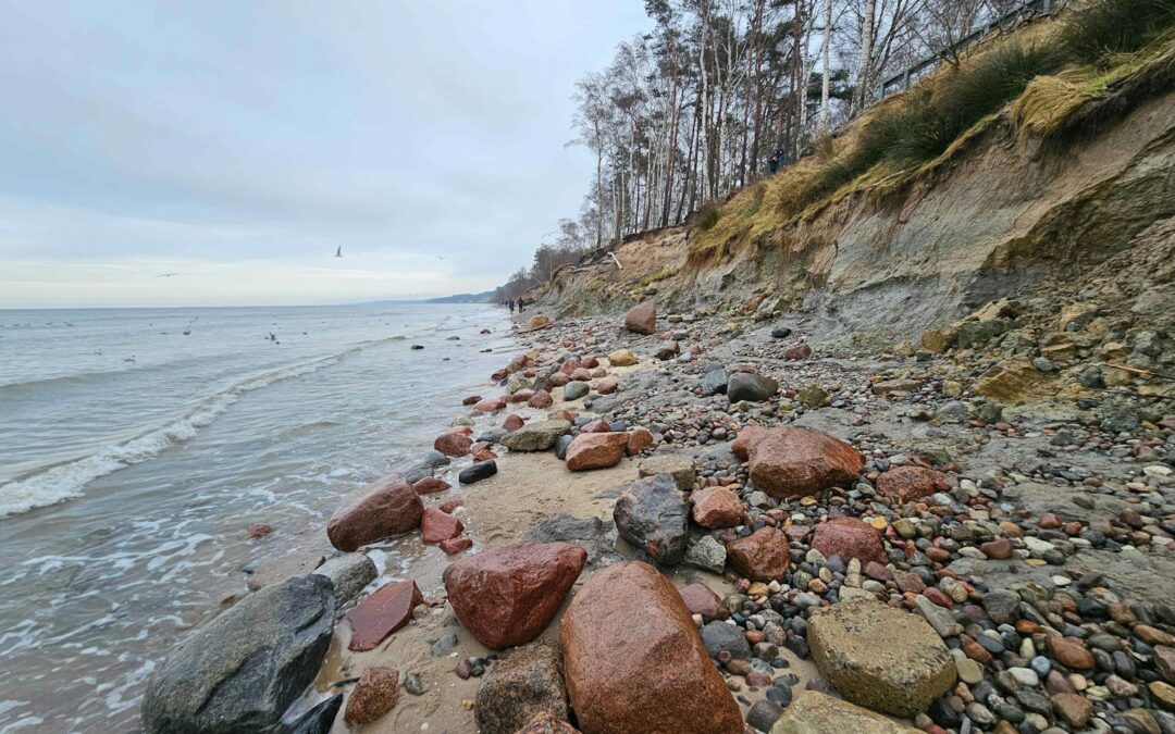 Ustka co warto zobaczyć – klify, promenada i rejsy – morskie wakacje dla seniorów