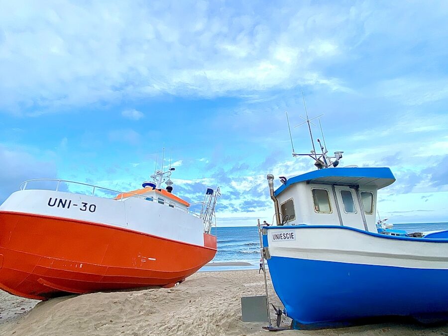 Ustronie Morskie co warto zobaczyć – kamienne kręgi, plaża i cisza Bałtyku dla starszych turystów