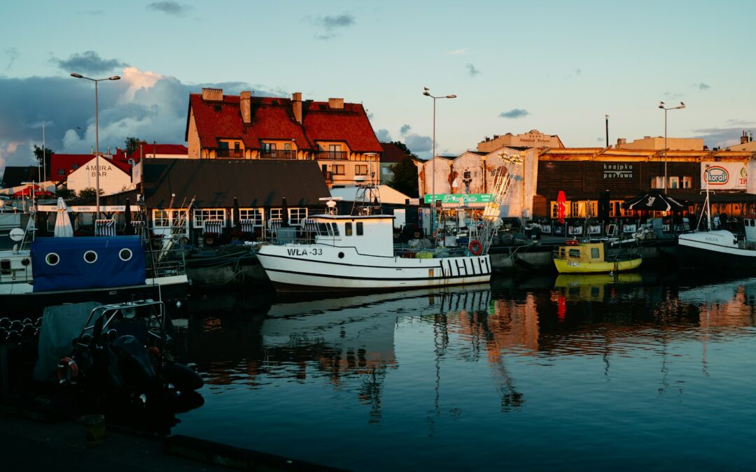 Hel co warto zobaczyć – spacer brzegiem i foki z pomostu – spokojne atrakcje dla seniorów