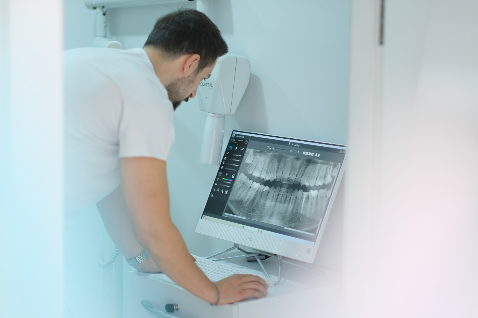 stomatolog przegląda zdjęcie rentgenowskie