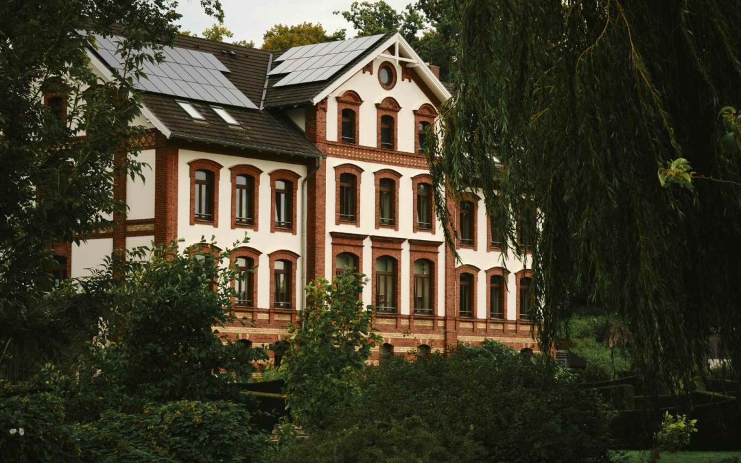 Pałace i dwory pod Warszawą, w których można przenocować — powrót do dawnego stylu