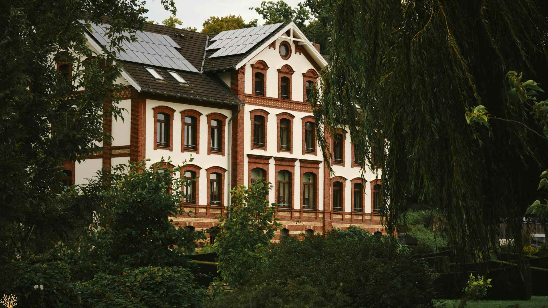 Pałace i dwory pod Warszawą, w których można przenocować — powrót do dawnego stylu