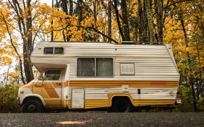 Camping nad jeziorem zamiast hotelu. Jak zacząć przygodę z kamperem po 50. roku życia